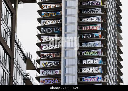 Los Angeles, USA. Mai 2024. Die verlassenen Oceanwide Plaza Towers sind noch immer mit Graffiti bedeckt. Das unvollendete drei-Turm-Projekt, das jetzt als „die Graffiti-Türme“ bezeichnet wird, steht nun zum Verkauf. Die chinesische Regierung finanzierte das ursprüngliche Projekt, stellte es aber während der Bauzeit ein und gab 2019 den Bau auf. Die Türme ziehen jetzt Graffiti-Künstler und Dare-Teufel an, die aus den Türmen für soziale Medien klettern und springen. 23/2024 Los Angeles, CA., USA. (Foto: Ted Soqui/SIPA USA) Credit: SIPA USA/Alamy Live News Stockfoto