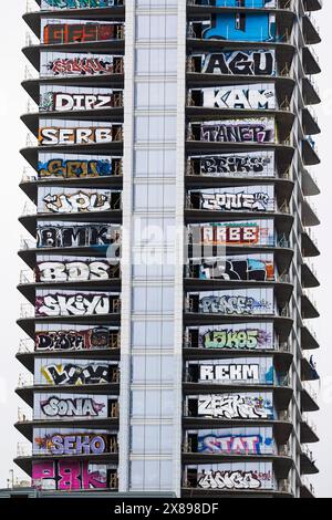 Los Angeles, USA. Mai 2024. Die verlassenen Oceanwide Plaza Towers sind noch immer mit Graffiti bedeckt. Das unvollendete drei-Turm-Projekt, das jetzt als „die Graffiti-Türme“ bezeichnet wird, steht nun zum Verkauf. Die chinesische Regierung finanzierte das ursprüngliche Projekt, stellte es aber während der Bauzeit ein und gab 2019 den Bau auf. Die Türme ziehen jetzt Graffiti-Künstler und Dare-Teufel an, die aus den Türmen für soziale Medien klettern und springen. 23/2024 Los Angeles, CA., USA. (Foto: Ted Soqui/SIPA USA) Credit: SIPA USA/Alamy Live News Stockfoto