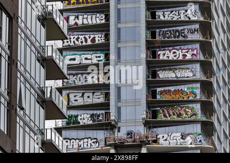 Los Angeles, USA. Mai 2024. Die verlassenen Oceanwide Plaza Towers sind noch immer mit Graffiti bedeckt. Das unvollendete drei-Turm-Projekt, das jetzt als „die Graffiti-Türme“ bezeichnet wird, steht nun zum Verkauf. Die chinesische Regierung finanzierte das ursprüngliche Projekt, stellte es aber während der Bauzeit ein und gab 2019 den Bau auf. Die Türme ziehen jetzt Graffiti-Künstler und Dare-Teufel an, die aus den Türmen für soziale Medien klettern und springen. 23/2024 Los Angeles, CA., USA. (Foto: Ted Soqui/SIPA USA) Credit: SIPA USA/Alamy Live News Stockfoto