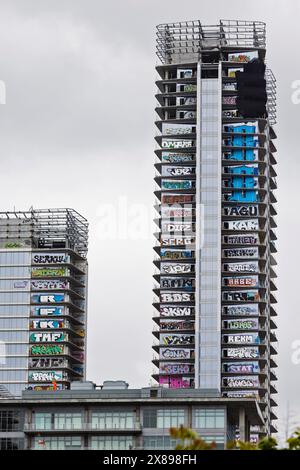 Los Angeles, USA. Mai 2024. Die verlassenen Oceanwide Plaza Towers sind noch immer mit Graffiti bedeckt. Das unvollendete drei-Turm-Projekt, das jetzt als „die Graffiti-Türme“ bezeichnet wird, steht nun zum Verkauf. Die chinesische Regierung finanzierte das ursprüngliche Projekt, stellte es aber während der Bauzeit ein und gab 2019 den Bau auf. Die Türme ziehen jetzt Graffiti-Künstler und Dare-Teufel an, die aus den Türmen für soziale Medien klettern und springen. 23/2024 Los Angeles, CA., USA. (Foto: Ted Soqui/SIPA USA) Credit: SIPA USA/Alamy Live News Stockfoto