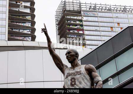 Los Angeles, USA. Mai 2024. Die verlassenen Oceanwide Plaza Towers sind noch immer mit Graffiti bedeckt. Das unvollendete drei-Turm-Projekt, das jetzt als „die Graffiti-Türme“ bezeichnet wird, steht nun zum Verkauf. Die chinesische Regierung finanzierte das ursprüngliche Projekt, stellte es aber während der Bauzeit ein und gab 2019 den Bau auf. Die Türme ziehen jetzt Graffiti-Künstler und Dare-Teufel an, die aus den Türmen für soziale Medien klettern und springen. 23/2024 Los Angeles, CA., USA. (Foto: Ted Soqui/SIPA USA) Credit: SIPA USA/Alamy Live News Stockfoto