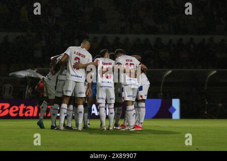 SC - CRICIUMA - 05/23/2024 - COPA DO BRASIL 2024, CRICIUMA x BAHIA - Bahia Spieler, die das Feld für das Spiel gegen Criciuma im Heriberto Hulse Stadion für die Copa do Brasil 2024 Meisterschaft betreten. Foto: Leonardo Hubbe/AGIF Stockfoto