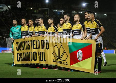 SC - CRICIUMA - 05/23/2024 - COPA DO BRASIL 2024, CRICIUMA x BAHIA - Criciuma Spieler, die das Feld für das Spiel gegen Bahia im Heriberto Hulse Stadion für die Copa do Brasil 2024 Meisterschaft betreten. Foto: Leonardo Hubbe/AGIF Stockfoto