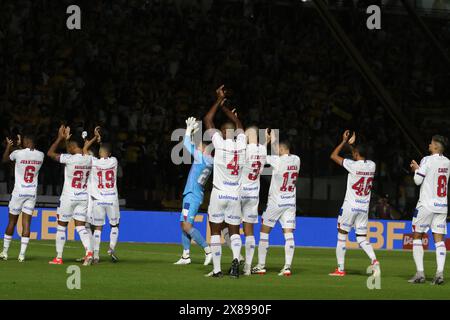 SC - CRICIUMA - 05/23/2024 - COPA DO BRASIL 2024, CRICIUMA x BAHIA - Bahia Spieler, die das Feld für das Spiel gegen Criciuma im Heriberto Hulse Stadion für die Copa do Brasil 2024 Meisterschaft betreten. Foto: Leonardo Hubbe/AGIF Stockfoto