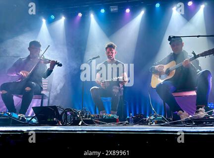 Stockton-on-Tees, Großbritannien. 23. Mai 2024. Benedict Morris, Mohsen Amini und Charlie Galloway, dargestellt als schottisches Volkstrio „Talisk“, brachten im Rahmen ihrer Maverick-Tour ihren einzigartigen Genre-Biegestil ins Georgian Theatre Stockton-on-Tees. Ihre preisgekrönte Musik ist eine Verschmelzung verschiedener Genres, die auf traditionellen akustischen Instrumenten (Violine, Concertina und Gitarre) gespielt werden, aber mit einem gewissen Twist. Quelle: James Hind/Alamy Live News Stockfoto