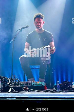 Stockton-on-Tees, Großbritannien. 23. Mai 2024. Mohsen Amini spielte Concertina, als das schottische Volkstrio „Talisk“ im Rahmen ihrer Maverick-Tour ihren einzigartigen Genre-Biegestil ins Georgian Theatre brachte. Ihre preisgekrönte Musik ist eine Verschmelzung verschiedener Genres, die auf traditionellen akustischen Instrumenten (Violine, Gitarre und Concertina) gespielt werden, aber mit einem gewissen Twist. Quelle: James Hind/Alamy Live News Stockfoto