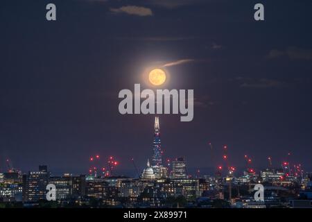 London, Großbritannien. Mai 2024. Wetter in Großbritannien: Vollmond oder „Flower Moon“ erhebt sich über dem Shard Wolkenkratzer. Der Vollmond dieses Monats ist nach dem Almanach des Alten Bauers nach den üppigen Blumen benannt, die diesen Monat entstehen. Guy Corbishley/Alamy Live News Stockfoto