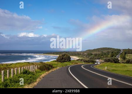 Australischer Strand Regenbogen, Sharpes Beach in Ballina Ostküste von Australien mit Regenbogen gebildet über die Küste, NSW, Australien Stockfoto