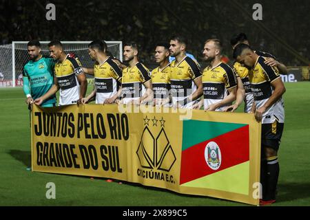 SC - CRICIUMA - 05/23/2024 - COPA DO BRASIL 2024, CRICIUMA x BAHIA - Criciuma Spieler, die das Feld für das Spiel gegen Criciuma im Heriberto Hulse Stadion für die Copa do Brasil 2024 Meisterschaft betreten. Foto: Leonardo Hubbe/AGIF (Foto: Leonardo H&#xfc;bbe/AGIF/SIPA USA) Stockfoto