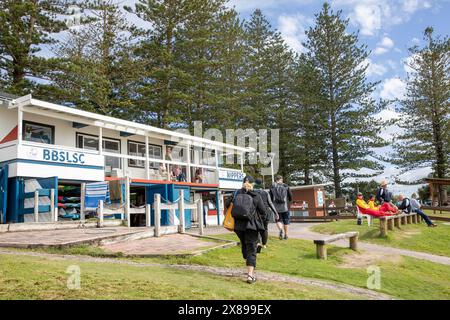 Byron Bay Surf Life Saving Club SLSC, mit Surf Rescue Freiwilligen auf Patrouille am Main Beach, Byron Bay, NSW, Australien Stockfoto