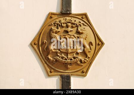 Ein graviertes Symbol auf einer Eisenbahnlokomotive, ausgestellt im National Rail Museum, Neu-Delhi, Indien Stockfoto