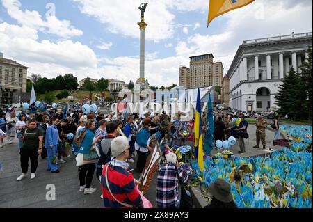 Kiew, Ukraine. Mai 2024. Verwandte und Freunde der ukrainischen Marine-Infanteristen, die Kriegsgefangene sind, legten Blumen neben ukrainischen Fahnen mit den Namen der gefallenen ukrainischen Soldaten, die während des Krieges mit Russland starben, auf dem Unabhängigkeitsplatz in Kiew. Verwandte und Freunde ukrainischer Marines kamen heraus, um die Öffentlichkeit an die ukrainischen Soldaten in russischer Gefangenschaft zu erinnern und ihre Rückkehr zu fordern. Quelle: SOPA Images Limited/Alamy Live News Stockfoto