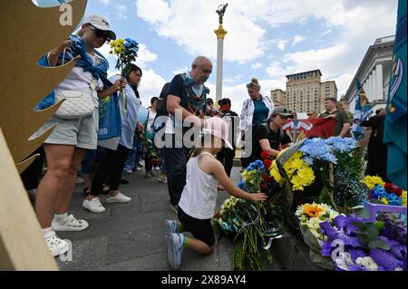 Kiew, Ukraine. Mai 2024. Verwandte und Freunde der ukrainischen Marine-Infanteristen, die Kriegsgefangene sind, legten Blumen neben ukrainischen Fahnen mit den Namen der gefallenen ukrainischen Soldaten, die während des Krieges mit Russland starben, auf dem Unabhängigkeitsplatz in Kiew. Verwandte und Freunde ukrainischer Marines kamen heraus, um die Öffentlichkeit an die ukrainischen Soldaten in russischer Gefangenschaft zu erinnern und ihre Rückkehr zu fordern. Quelle: SOPA Images Limited/Alamy Live News Stockfoto