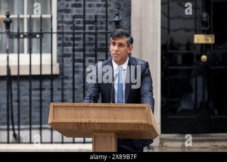 Peking, China. Mai 2024. Der britische Premierminister Rishi Sunak spricht am 22. Mai 2024 vor der Downing Street 10 in London. Sunak kündigte am Mittwoch an, dass das Land am 4. Juli eine Parlamentswahl abhalten werde. Quelle: Xinhua/Alamy Live News Stockfoto