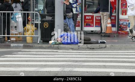 23. Mai 2024 Obdachloser Mann auf dem Walk of Fame am Hollywood Blvd am 23. Mai 2024 in Los Angeles, Kalifornien, USA. Foto: Barry King/Alamy Stock Photo Stockfoto