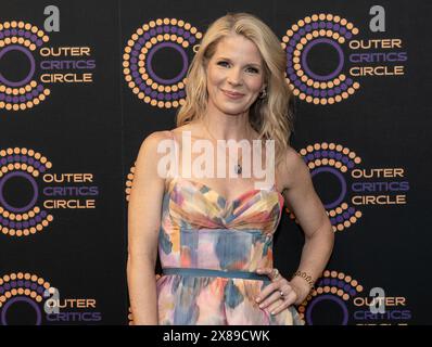 Kelli O’Hara trägt ein Kleid von Rebecca Vallance und nimmt am 23. Mai 2024 an der Library for the Performing Arts in New York an den Outer Critics Circle Awards 2024 Teil Stockfoto