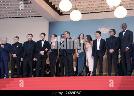 23. Mai 2024, Cannes, Frankreich: Präsident der Internationalen Kritikerwoche der Jury, Audrey Diwan, Ahmed Hamidi, Alain Chabat, Anthony Bajon, Karim Laklou, FranÃ Civil, AdÃ¨le Exarchopoulos, Alain Attal, Gilles Lellouche, Ã Bouchez, Mallory Wanecque, Malik Frikah, Produzent Hugo Selignac, Jean-Pascal Zadi, Vincent Lacoste und RaphaÃ«l Quenard nehmen am „L'Amour Ouf“ (Beating Hearts) Roter Teppich beim 77. jährlichen Filmfestival von Cannes am Palais des Festivals am 23. Mai 2024 in Cannes, Frankreich (Foto: © Frederick Injimbert/ZUMA Press Wire) Teil. Nicht für kommerzielle USA Stockfoto