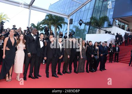 23. Mai 2024, Cannes, Frankreich: Präsident der Internationalen Kritikerwoche der Jury, Audrey Diwan, Ahmed Hamidi, Alain Chabat, Anthony Bajon, Karim Laklou, FranÃ Civil, AdÃ¨le Exarchopoulos, Alain Attal, Gilles Lellouche, Ã Bouchez, Mallory Wanecque, Malik Frikah, Produzent Hugo Selignac, Jean-Pascal Zadi, Vincent Lacoste und RaphaÃ«l Quenard nehmen am „L'Amour Ouf“ (Beating Hearts) Roter Teppich beim 77. jährlichen Filmfestival von Cannes am Palais des Festivals am 23. Mai 2024 in Cannes, Frankreich (Foto: © Frederick Injimbert/ZUMA Press Wire) Teil. Nicht für kommerzielle USA Stockfoto