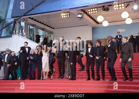 23. Mai 2024, Cannes, Frankreich: Präsident der Internationalen Kritikerwoche der Jury, Audrey Diwan, Ahmed Hamidi, Alain Chabat, Anthony Bajon, Karim Laklou, FranÃ Civil, AdÃ¨le Exarchopoulos, Alain Attal, Gilles Lellouche, Ã Bouchez, Mallory Wanecque, Malik Frikah, Produzent Hugo Selignac, Jean-Pascal Zadi, Vincent Lacoste und RaphaÃ«l Quenard nehmen am „L'Amour Ouf“ (Beating Hearts) Roter Teppich beim 77. jährlichen Filmfestival von Cannes am Palais des Festivals am 23. Mai 2024 in Cannes, Frankreich (Foto: © Frederick Injimbert/ZUMA Press Wire) Teil. Nicht für kommerzielle USA Stockfoto