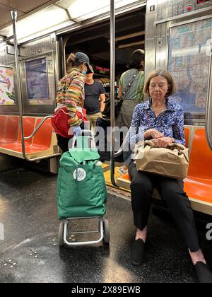 NYC U-Bahn-Pendler, die den Zug an der Manhattan U-Bahn verlassen, halten in New York City, während die Leute warten, um in den Zug zu steigen Stockfoto