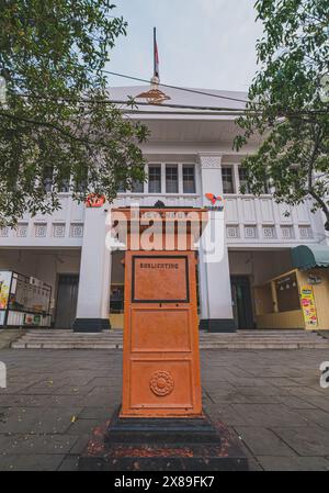 Jakarta, Indonesien - 7. Mai 2024. Eine Nahaufnahme eines leuchtend orangen Postfachs mit indonesischem Text BRIEVENBUS bedeutet Mailbox und BUSLICHTING bedeutet Co Stockfoto