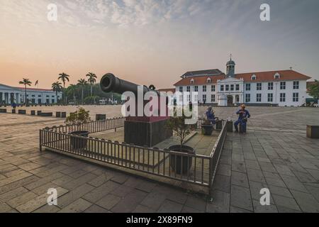 Jakarta, Indonesien - 7. Mai 2024. Eine historische Si-Jagur-Kanone auf einem friedlichen Fatahillah-Platz am Morgen. Stockfoto