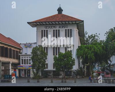 Jakarta, Indonesien - 7. Mai 2024. Dieses alte Gebäude wurde von Niederländisch-Indien-Kolonial erbaut. Stockfoto