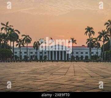 Jakarta, Indonesien - 7. Mai 2024. Das Gebäude befindet sich in der Altstadt von Jakarta, einer Gegend, die für ihre historische Bedeutung und ihre Architektur aus der Kolonialzeit bekannt ist Stockfoto