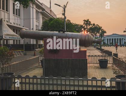 Jakarta, Indonesien - 7. Mai 2024. Eine historische Si-Jagur-Kanone auf einem friedlichen Fatahillah-Platz am Morgen. Stockfoto