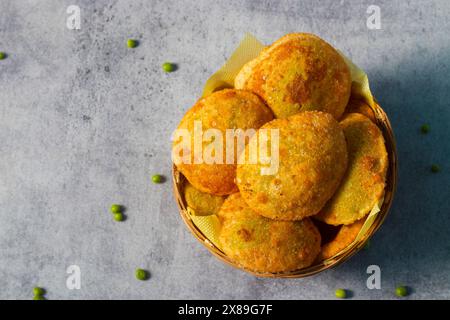 Indisches Essen 'Matar KI Kachori' aus grünen Erbsen und Mehl. Stockfoto