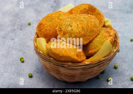 Indisches Essen 'Matar KI Kachori' aus grünen Erbsen und Mehl. Stockfoto