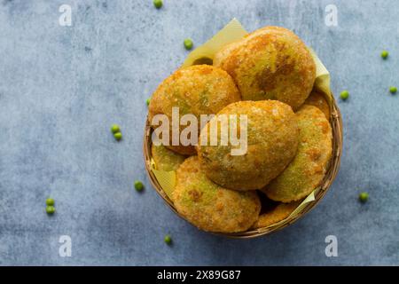 Indisches Essen 'Matar KI Kachori' aus grünen Erbsen und Mehl. Stockfoto