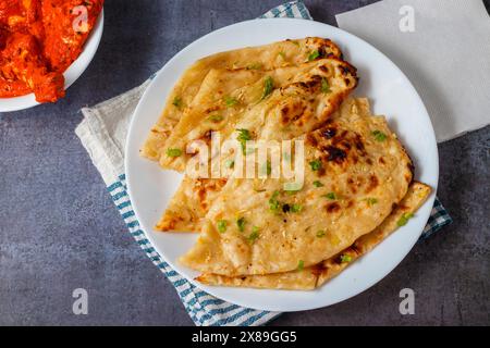 Köstliches indisches Fladenbrot „Knoblauch Nonne“ mit Mehl und Knoblauch. Stockfoto