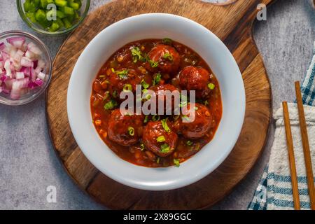 Köstliches indochinesisches Essen „Gemüse Mandschurei“. Aus Kohl und Gemüse. Stockfoto