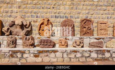 Gebrochene geschnitzte Idole der hinduistischen Gottheiten im Campus des Tempelkomplexes Shri Durga ist dem Sonnengott Aditya geweiht, der im 8. Jahrhundert von Kumara erbaut wurde Stockfoto