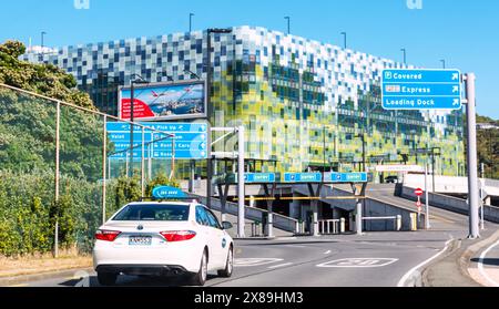 Ein Taxi zum Parkplatz des internationalen Flughafens Wellington. Stockfoto