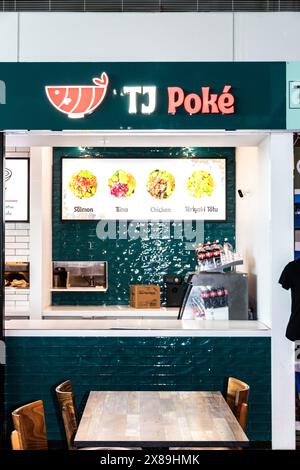 TJ Poké auf Ebene 1 am Flughafen Wellington. TJ Poké serviert leckeren Lachs, Thunfisch, Huhn und Teriyaki Stockfoto