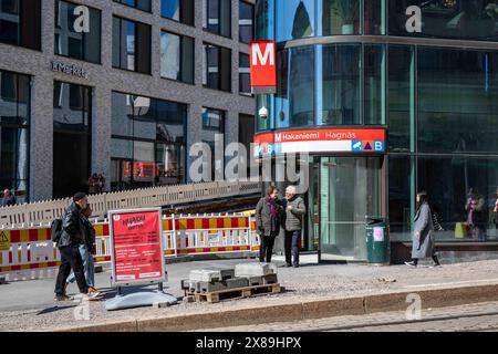 Menschen rund um den Eingang der U-Bahn-Station Hakaniemi im Büroblock Lyyra im Bezirk Kallio in Helsinki, Finnland Stockfoto