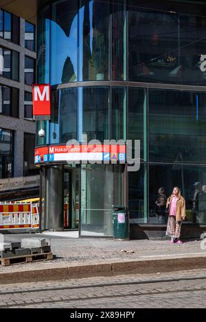 Eingang der U-Bahn-Station Hakaniemi am neu erbauten Büroblock Lyyra im Bezirk Kallio in Helsinki, Finnland Stockfoto