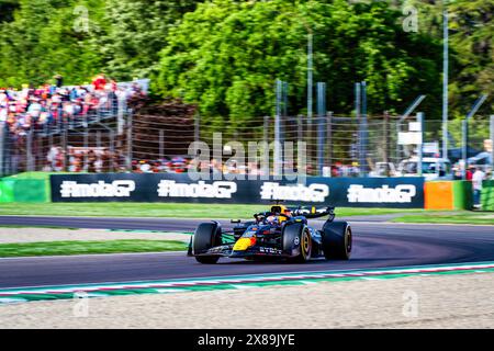 Imola, Italien. Mai 2024. Der niederländische Fahrer Max Verstappen (1) des Oracle Red Bull Formel-1-Teams in Aktion während des freien Trainings beim Formel-1-MSC-Cruises Grand Prix von Made in Italy und Emilia Romagna. (Foto: Luca Martini/SOPA Images/SIPA USA) Credit: SIPA USA/Alamy Live News Stockfoto