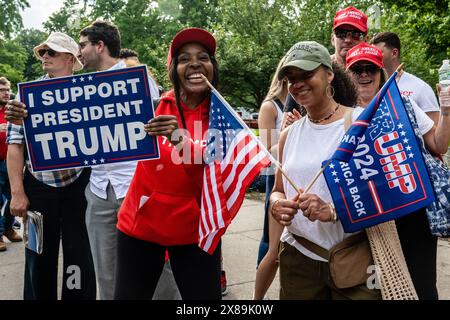 New York, USA. Mai 2024. Trump-Anhänger sind am 24. Mai 2024 auf dem Weg zur Trump-Kundgebung im Crotona Park in der Bronx, New York. (Foto: Gabriele Holtermann/SIPA USA) Credit: SIPA USA/Alamy Live News Stockfoto