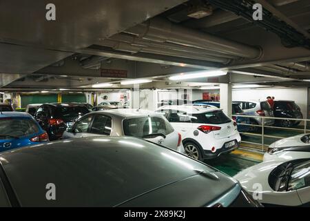 Autos parken eng zusammen auf dem unteren Deck der Gozo Channel Ferry, die von der Hauptinsel Malta nach Comino, einer kleineren Insel, fährt Stockfoto