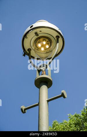 Alte Gaslaterne brennt auch am Tag, Berlin, Deutschland Stockfoto