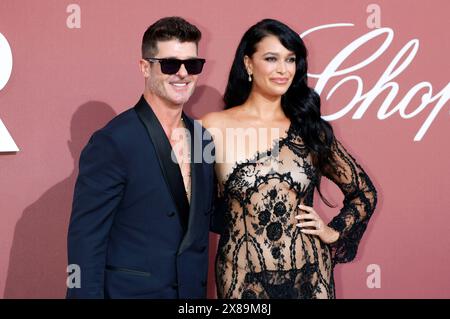 Robin Thicke, mit Partnerin April Love Geary bei der 30. AmfAR Gala Cannes im Rahmen des Festival de Cannes 2024 / 77. Internationale Filmfestspiele von Cannes im Hôtel du Cap-Eden-Roc. Antibes. Cannes, 23.05.2024 Stockfoto