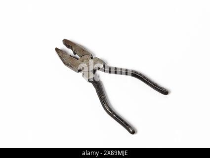 Eine Zange isoliert auf weißem Hintergrund. Manuelles Instrument, Platz für Text Stockfoto