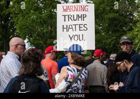 New York, USA. Mai 2024. Trump-Anhänger sind am 24. Mai 2024 auf dem Weg zur Trump-Kundgebung im Crotona Park in der Bronx, New York. (Foto: Gabriele Holtermann/SIPA USA) Credit: SIPA USA/Alamy Live News Stockfoto