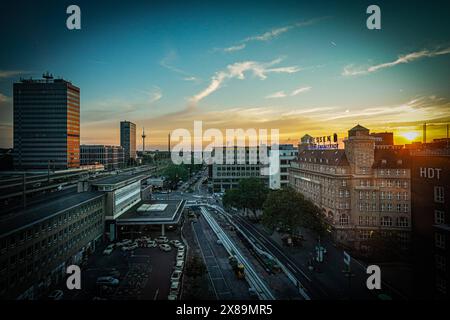 Essener Hauptbahnhof, Skyline, Sonnenuntergang, Handelshof, Hochhäuser, Gebäude mit Aufschrift Essen - Einkaufsstadt, HDT-Gebäude, Bahnsteige und Gleise, Straßen und Verkehr, Fernsehturm im Hintergrund, moderne Architektur, urbanes Stadtbild, Abendhimmel mit Wolkenformationen, Stadt Essen, NRW, Deutschland, Bahnhofsvorplatz, Innenstadt *** Essener Hauptbahnhof, Skyline, Sonnenuntergang, Handelshof, Wolkenkratzer, Gebäude mit der Bezeichnung Essen Shopping City, HDT Gebäude, Bahnsteige und Gleise, Straßen und Verkehr, Fernsehturm im Hintergrund, moderne Architektur, urbanes Stadtbild, Abendhimmel mit Wolke f Stockfoto