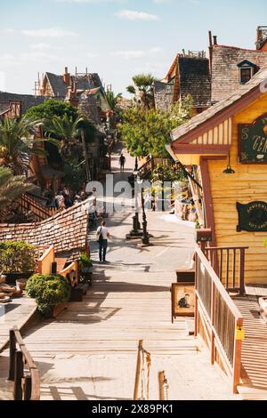 Der Hauptweg durch Popeye Village, ein Filmset, das am Ufer der Anchor Bay, Malta, für das Musical „Popeye“ der 1980er Jahre gebaut wurde Stockfoto