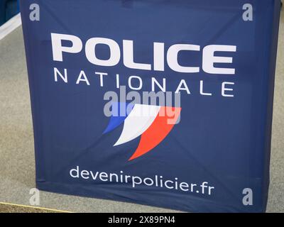 Bordeaux , Frankreich - 05 22 2024 : Polizei nationale Rekrutierungspanel Werbung Logo Marke und Text Schild Board Büro Beschilderung Stockfoto