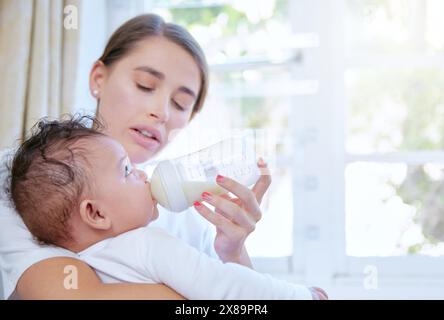 Mutter, Milch und fütterndes Baby mit Flasche pro Fenster für Ernährung, Vitamin oder Ernährung zu Hause. Mutter hält Neugeborene, Kind oder Kind in der Kinderbetreuung, Gesundheit oder Stockfoto